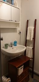 Piharakennuksen yksiön kylpyhuone/wc-tila
