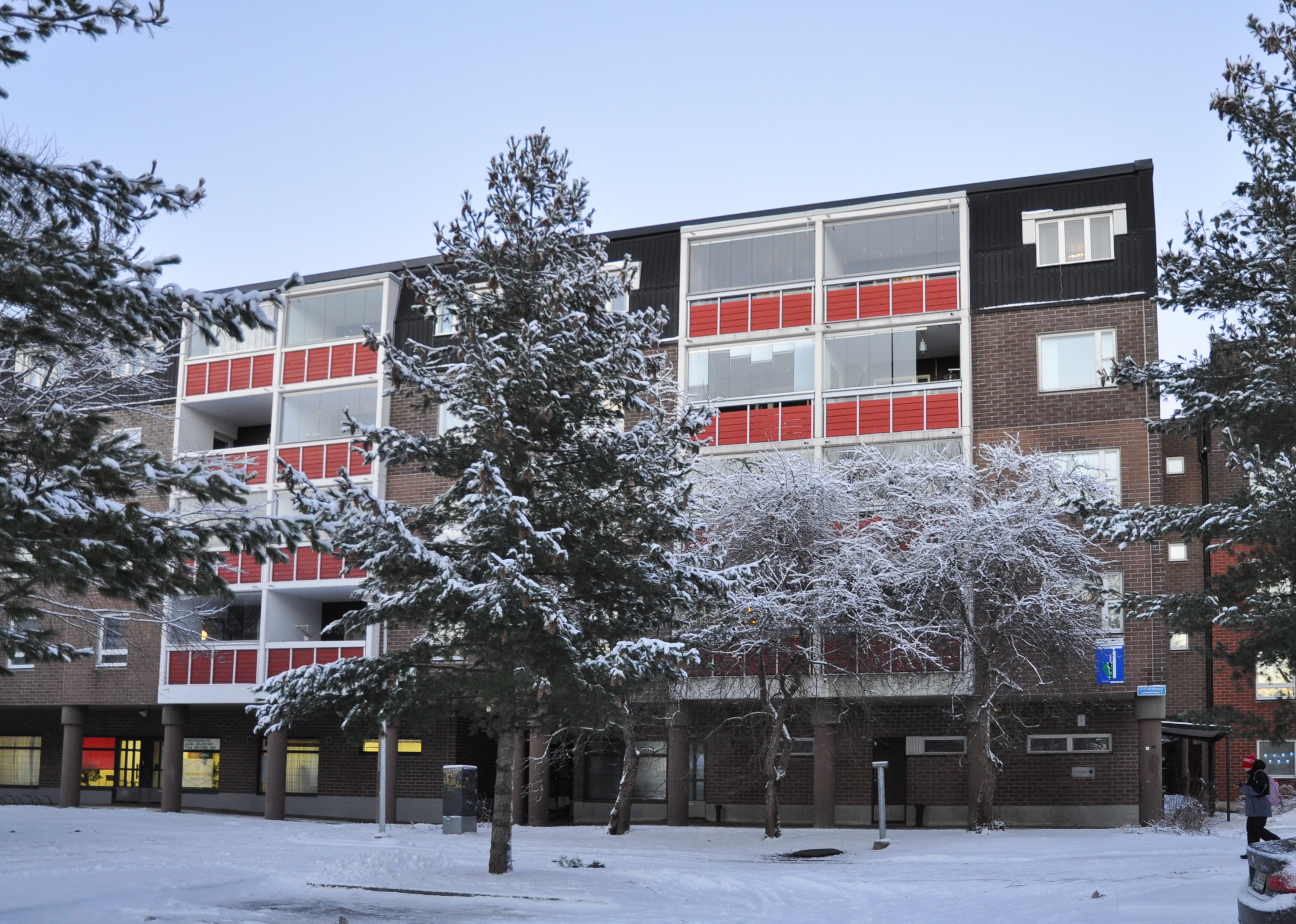 Hyväkuntoinen toimistotila Malminkartanon juna-aseman lähellä - Erkkeri