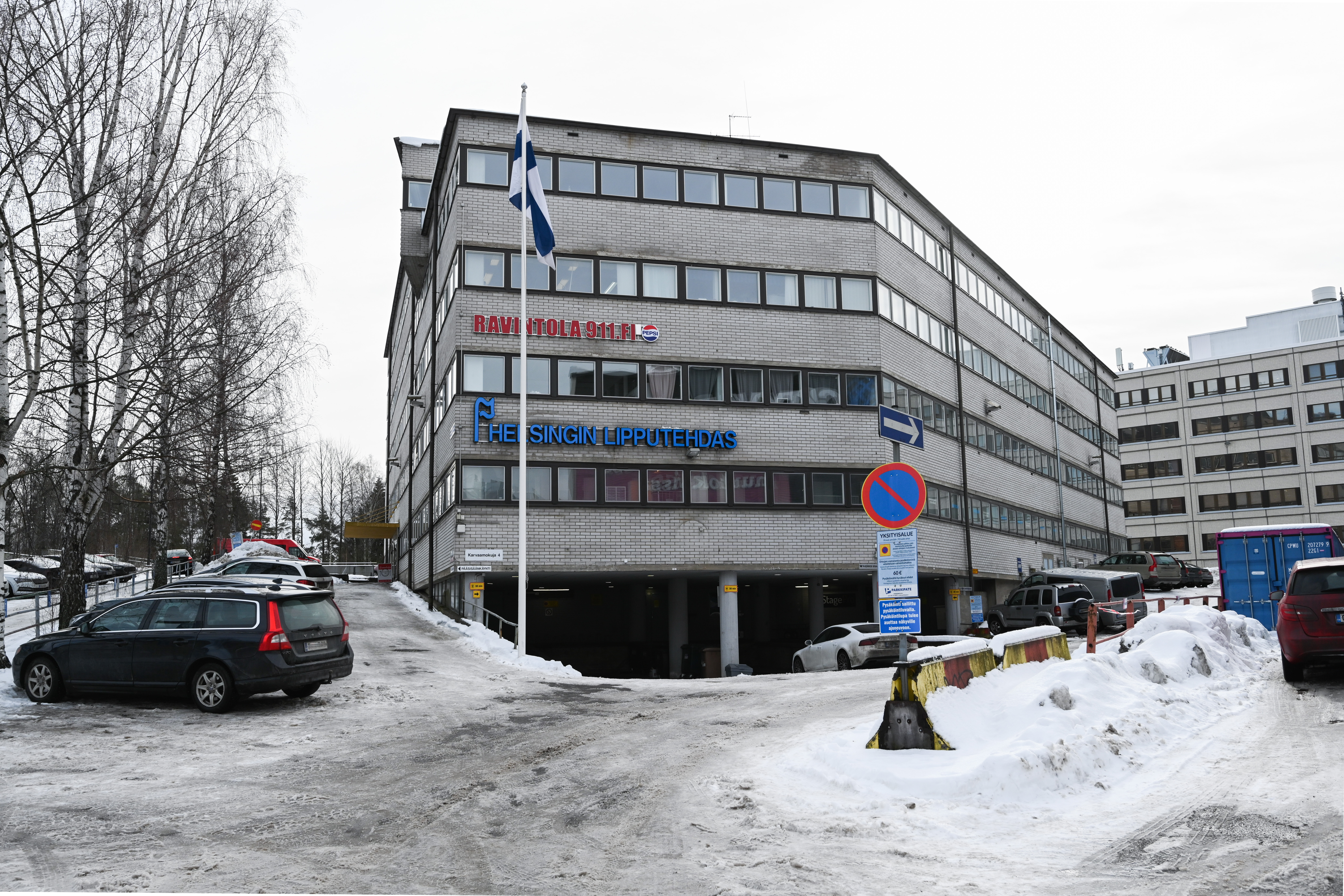 Hyvä yhtenäinen toimitila Pitäjänmäen teollisuusalueella - Erkkeri