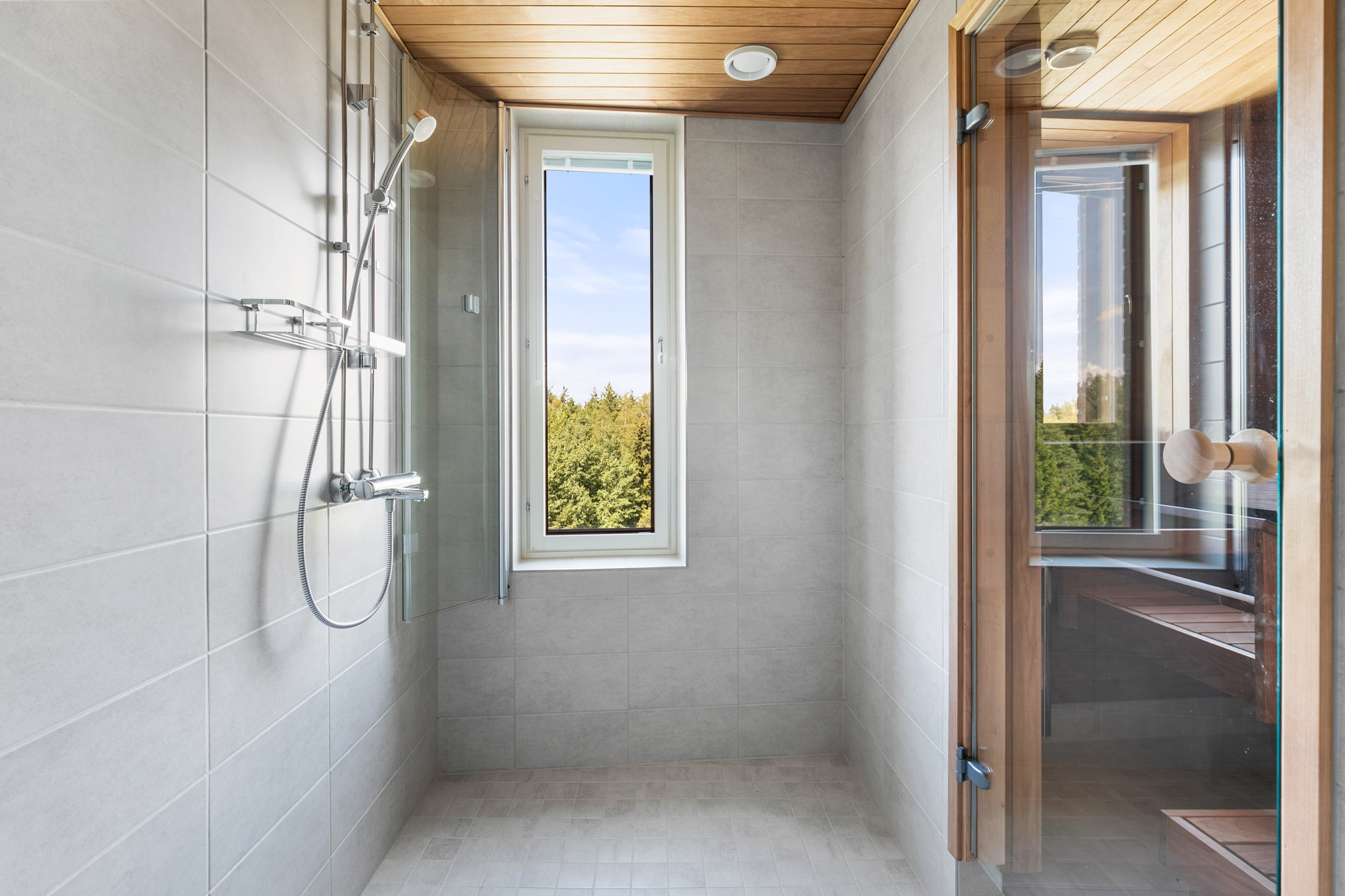 Kylpyhuone + sauna