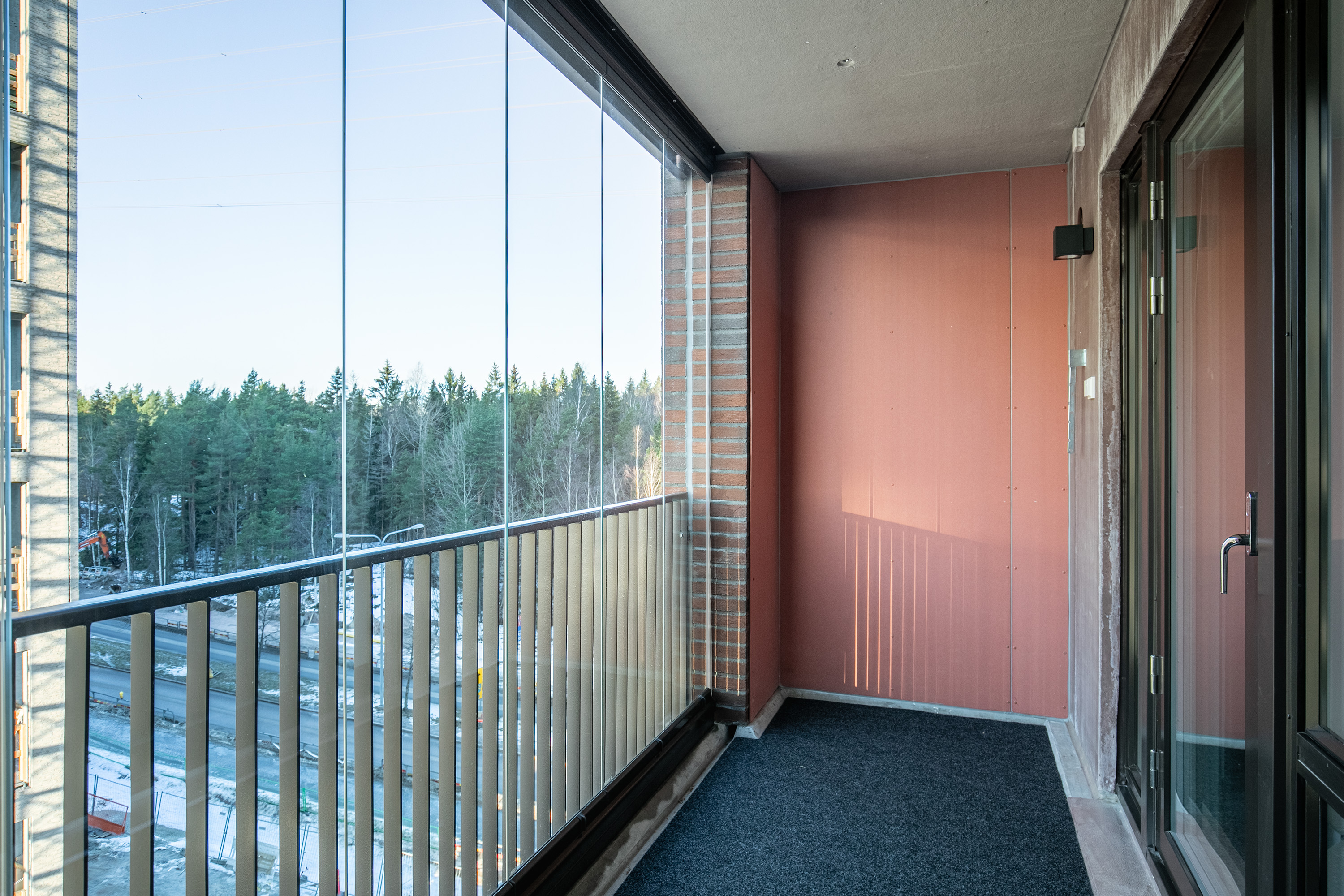 Parveke vastaavan asunnon parvekkeelta 6.kerroksesta