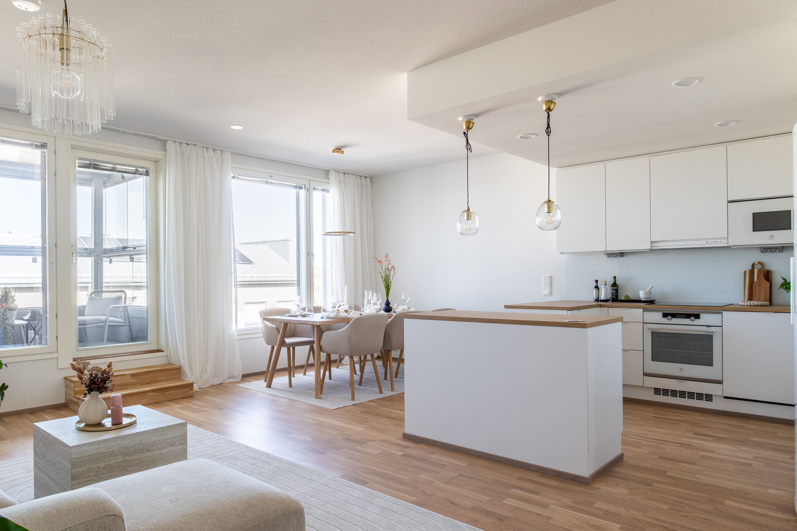 keittiö/ruokailutila/olohuone eteisestä katsottuna